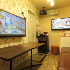 【最大8名まで利用可能◎友達や家族でカラオケ♪】周りを気にせず盛り上がれ、パーティーや二次会にも最適♪ドリンク＆フードも充実しております誕生日利用ならサプライズ演出や写真映えも叶い、特別な一日をみんなで楽しめます♪気兼ねない空間だから記念日の思い出づくりにぴったりです◎