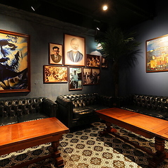 【ヘミングウェイルーム】キューバをこよなく愛した文豪ヘミングウェイをテーマにした、趣のある半個室です。彼が愛したとされるモヒートを片手に、まるで歴史の一ページにいるかのような気分に浸れます。カーテン仕切りを利用すれば、よりプライベートな空間になりますよ。