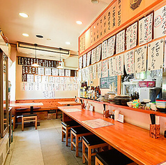 赤坂駅徒歩2分という好立地にありながら、全14席の落ち着くサイズ感が魅力です◎カウンター6席とテーブル8席、用途に合わせてお選びいただけます♪アクセス良好なので、待ち合わせにも便利。にぎやかで活気のある店内で、こだわりの「純手打ち麺」をぜひ味わってください◎皆様のご来店を心よりお待ちしております♪