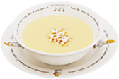 【濃厚コラーゲン・コーンスープ】成人が1日に必要なコラーゲンは3,000mgといわれています。セットメニューサイズのスープ1杯で1日の1/3、1,000mgを摂取できます。特に女性のお客様に喜ばれる一品です。