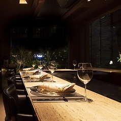 シェフの華麗なパフォーマンスを間近で楽しめるカウンター席のみをご用意しています。厳選された食材が目の前の鉄板の上で調理されていく様子は、まさに五感で楽しむエンターテイメントです。臨場感あふれる空間で、上質な料理を心ゆくまでご堪能ください♪