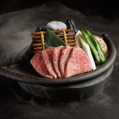 きめの細かいサシの入った上質なカルビは、上品な口当たりで脂の甘味を感じるまさに、究極の一皿です。当店自慢の最上級A5ランクの黒毛和牛のカルビをお客様のお好みの焼き加減でお召し上がりください。