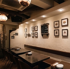 店内の賑わいを感じつつ、プライベートな会話も楽しめるお席です。木の温もりに包まれた内装に囲まれ、自家製パスタを味わう日常の贅沢に最適。隣の席と連結することも可能で、人数に合わせたレイアウト変更にも柔軟に対応いたします。