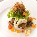 料理メニュー写真 鶏ステーキとカリカリ芋のニース風サラダ