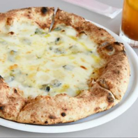 北海道産チーズの旨みを活かした窯焼きピザ