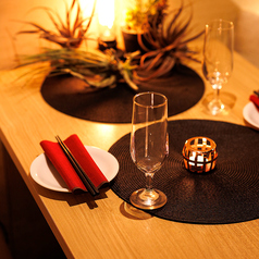 気軽に立ち寄れる雰囲気ながら、席間にゆとりを持たせた設計で居心地の良さも重視。少人数での食事や女子会、仕事帰りの一杯にも最適です。肩肘張らずに本格シュラスコを楽しめる空間が広がります。