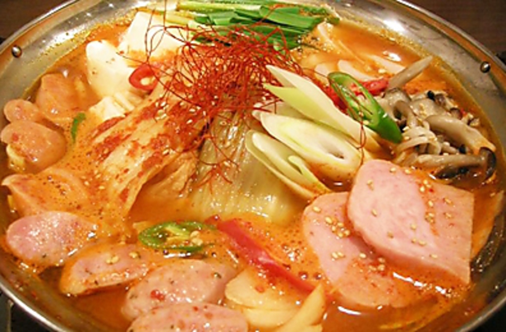 韓国の大人気鍋『部隊チゲ』 チーズ・スパム・麺などの具材を野菜と一緒に！☆