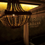 木を使った店内・シャンデリアが上品で大人なナチュラル空間を演出します。