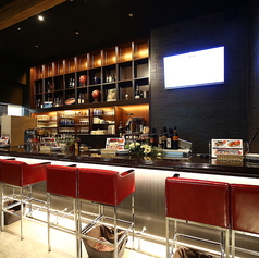 開放的な空間が魅力のカウンター席。おひとり様や少人数の飲み会にぴったりで、ワインやビールを片手にリラックスした時間をお過ごしいただけます