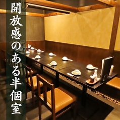 7~10名様用テーブル席。半個室。