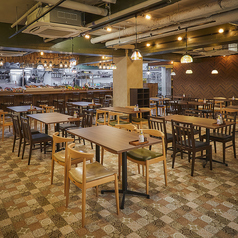 炉端を望める赤褐色を基調としたヨーロピアンモダンなテーブルフロアは貸切最大72名収容！