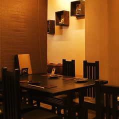 お店に入るとテーブル席がズラリ!