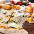 料理メニュー写真 厚めの生地の食感とチーズの味を楽しむ『ピッツァマルゲリータ』