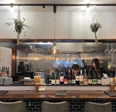 新しく綺麗な店舗で、落ち着きのあるお洒落な雰囲気の当店☆10名様~貸切OKです!気心知れた友人とナチュラルワインや静岡のクラフトビールを楽しみながらワイワイ盛り上がりましょう☆