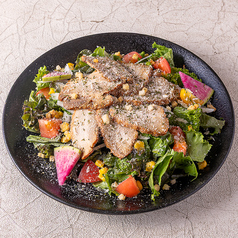 県産焼豚のせ彩りシーザーサラダ