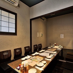 【お座敷席個室：7名様～14名様】団体様利用が可能！各種宴会やお祝いの席に。落ち着きある雰囲気の中で食事をお楽しみいただけるお座敷個室。4名様・6名様の2つの個室を繋げ最大14名様でのご利用が可能です。リラックスしながら本場の島料理をご堪能いただけます。※7名様以上のご予約はお電話にて承ります。