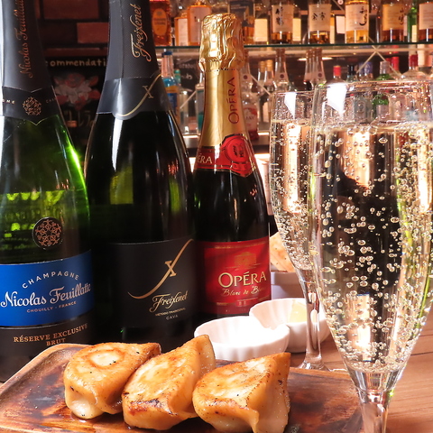 自慢のこだわり餃子と美味しいお酒を堪能できる！！デザイナー監修のオシャレなお店♪