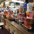 店内のスナックコーナーでは、カップ麺やパン、お菓子など軽食を販売しております。また、デリバリーで近隣のお店にご注文も可能です♪