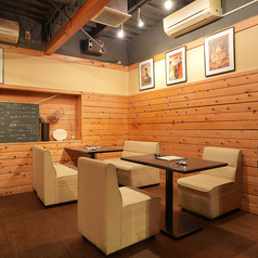 3名掛けのソアーのテーブル席です。