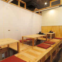 少人数から大人数のお集まりに対応可能な掘りごたつのお席です。ロールカーテンで仕切れば「半個室」にすることも◎また、40名～最大55名様のご利用で「掘りごたつ貸切」も承っております。ご予約はお早めに。