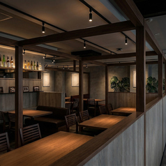 広々とした店内は大人数の宴会にも対応できるゆとりある空間。テーブル配置も柔軟に調整可能で、会社の飲み会や打ち上げなど幅広いシーンに最適です。周囲を気にせず盛り上がれる落ち着いた雰囲気も魅力で、ゆったりとした時間をお過ごしいただけます。