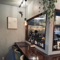 お仕事帰りのサク飲みにぴったり！お一人様もふらっとお気軽にご来店いただけるカウンター席をご用意しております！大人の隠れ家のような雰囲気で一日の疲れを癒す贅沢なひとときをお過ごしください☆