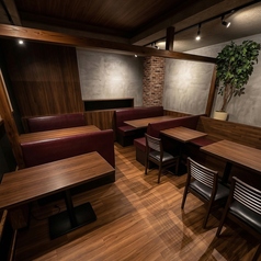 宴会にぴったりな落ち着いたモダンダイニング空間で、ゆっくりと食事と会話を楽しめます。人数に合わせた席のレイアウトも可能で、歓送迎会や各種宴会にも最適。程よい賑わいの中で、心地よく過ごせる大人の空間をご用意しています。