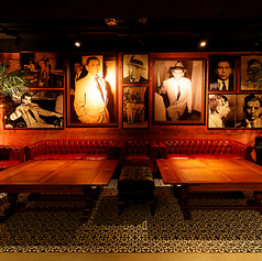 【ランスキールーム】妖艶でありながらもどこかミステリアスな雰囲気を醸し出す、落ち着いた色合いが魅力の半個室です。大人の隠れ家のような空間で、非日常的な体験をお求めの方にぴったり。様々なシチュエーションでご利用いただけるお席です♪