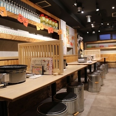 カジュアルに楽しめるテーブル席。人数に応じてテーブルの配置は変更できるので大人数も可能です◎店内全席喫煙OK！