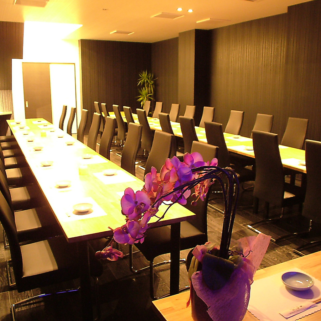 別館の宴会場は、様々な利用シーンで使用可能となっております。最大50名様のテーブル個室