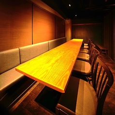 最大11名様テーブル席。2名様からご案内いたします。ご予約でお席の確保が確実です♪靴を脱いでゆったりおくつろぎ頂けます！女子会・合コン・仲間との飲み会・会社宴会…様々なシーンでご利用頂けます！