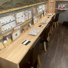 落ち着いた空間のカウンター席をご用意しています。ゆったりとした雰囲気の中で、一人でも気軽にお楽しみいただけるのが魅力です。友達との会話や一人でのリラックスタイムにも最適です。静かで落ち着いた環境の中、美味しい料理とともに心地よいひとときをお楽しみください。