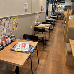 2名様用のテーブル席は、お待ち合わせ・サク飲みといったご利用にもぴったり!当店で気のおけない仲間とゆったりお過ごしください。