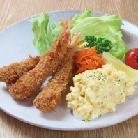 肉か魚を選べる日替わりランチ！手軽なスピード丼も人気