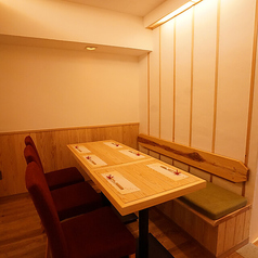 貸切は、木のぬくもりを感じる温かい雰囲気の中で、大切な人々と特別なひとときを過ごすための理想的な空間です。広々とした店内は、最大20名様まで収容可能で、プライベート感を大切にした空間が特徴です。