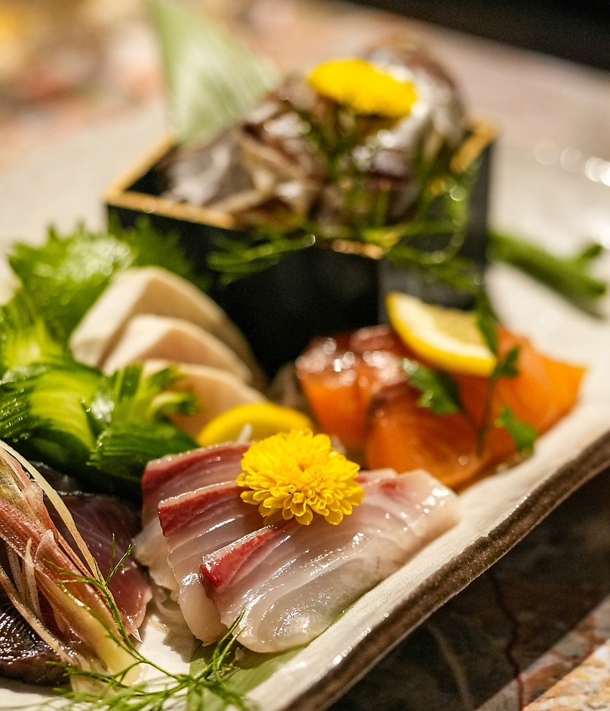 当店では、厳選した旬魚のお造りを豪快に盛り合わせてご提供しています。