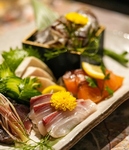 当店では、厳選した旬魚のお造りを豪快に盛り合わせてご提供しています。