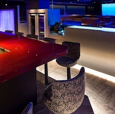 最大100名様でのお集まりに貸切の対応を行っております。結婚式の二次会や同窓会、会社宴会、大規模なパーティーなど、様々なシチュエーションに最適です。スクリーンやマイク、プロジェクターなどの音響設備も完備。大人の雰囲気あふれる店内で楽しいひとときをお過ごしください。