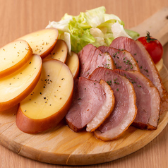 合鴨とチーズのスモーク盛り合わせ