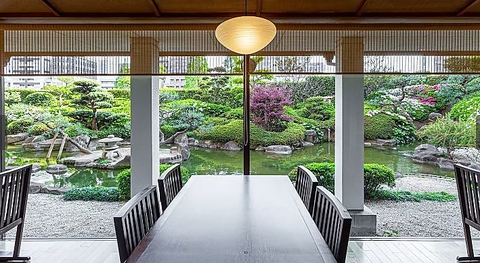 日本庭園を見ながら、四季折々の逸品をゆっくりとお楽しみください。