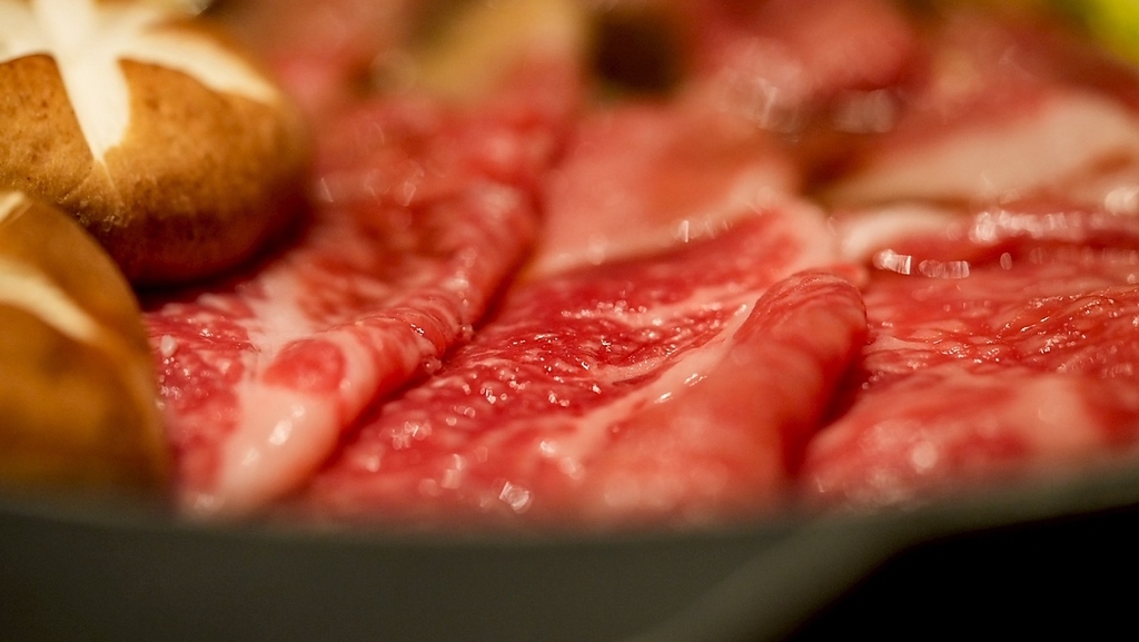 契約農家より直送の飛騨牛は濃厚ながらもさっぱりとした極上の肉質と、とろけるような脂の甘味が特徴