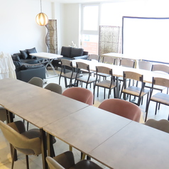 最大28名までご利用いただける店内になります。会社宴会や女子会、結婚式の二次会等様々なシーンでご活用いただけます。是非ご相談ください！
