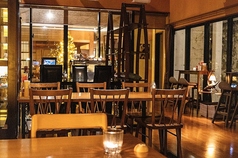 伝統的な和の情緒とモダンなデザインが溶け合う、幻想的な夜の空間。窓の外に広がるライトアップされた庭園美は、まるで一枚の絵画のよう。計7テーブルのテーブル席は、程よい距離感でプライベート感を大切にしています。日常の喧騒を離れ、心静かに流れる時間を愉しむ、上質な夜をご堪能ください。