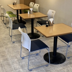【お１人様～ママ会まで対応】連結可能なテーブル席は広々した空間でくつろげます。お友達や恋人、ご夫婦でゆっくりカフェタイムをお愉しみ下さい♪