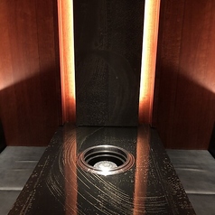 モダンで落ち着いた雰囲気の4名様向け完全個室です。大切なご友人やご家族とのお食事に最適で、周りを気にせずゆったりとお過ごしいただけます。プライベートな空間で、上質な焼肉をご堪能ください。