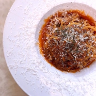 ヨーロッパの路地にあるレストランのようなカフェ