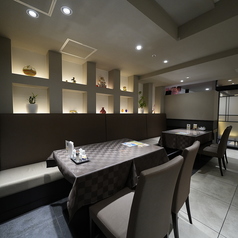 ゆったりとお寛ぎいただける空間、席間隔も広めにご用意しております。