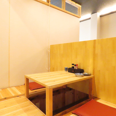 ロールカーテンを下ろし、ゆったり流れるプライベート時間を満喫しながら、ご夫婦・カップルのデート利用や会社帰りの一杯を楽しむことができる掘りごたつ席は、人気のお席です。