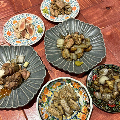 炭焼きで豪快に炙ることでジューシーさが残る焼鳥が◎