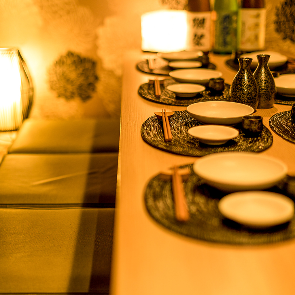 ダウンライト照らす和モダン個室。少人数様～団体様までご利用可能◎